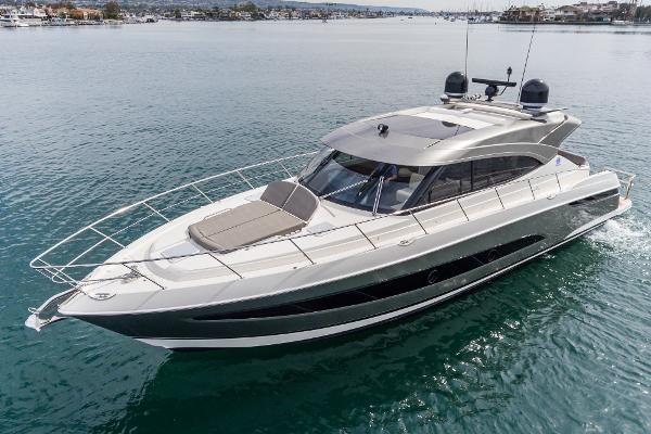 Riviera 5400 Sport Yacht