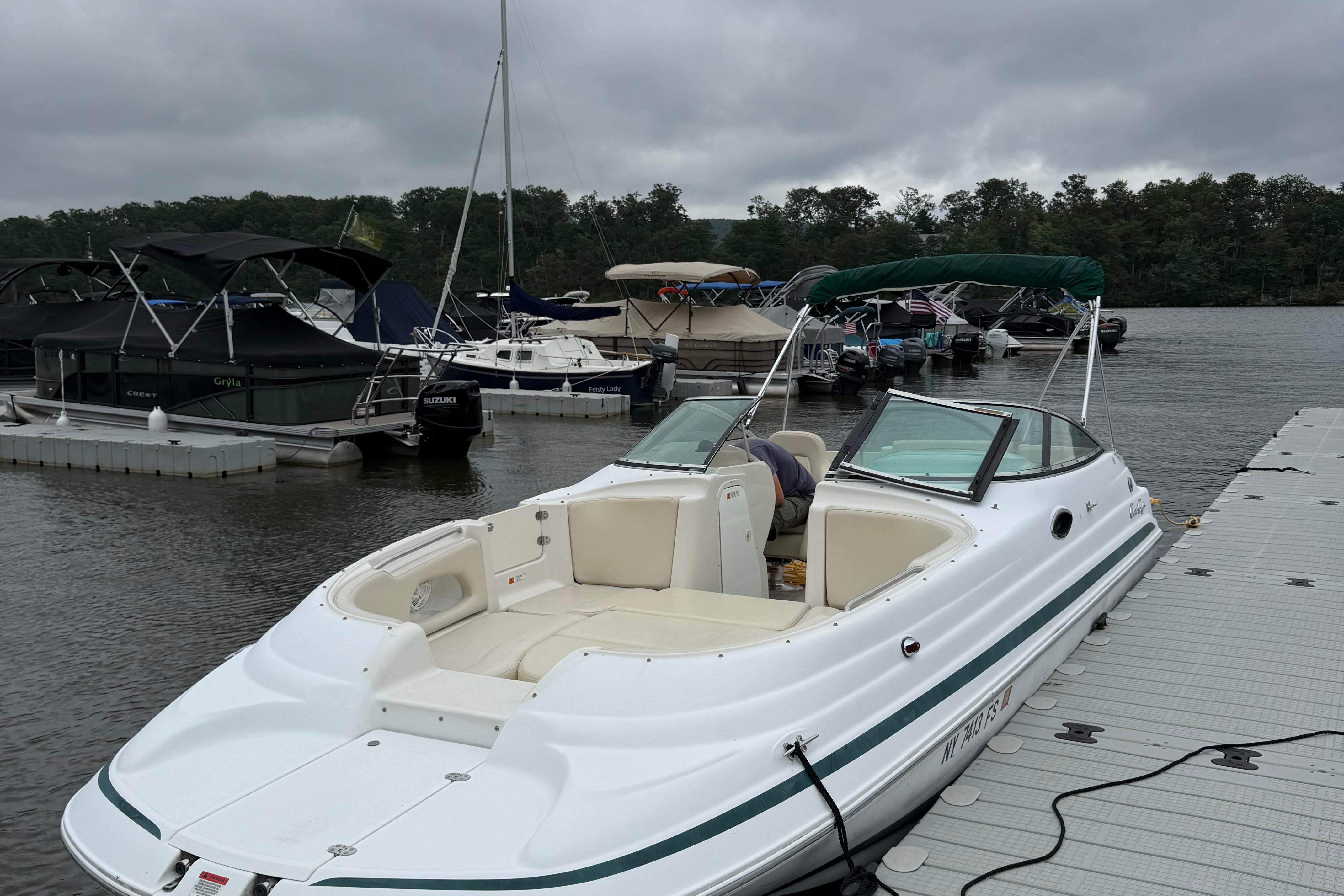 2000 Chris-Craft 230 Deck Boat