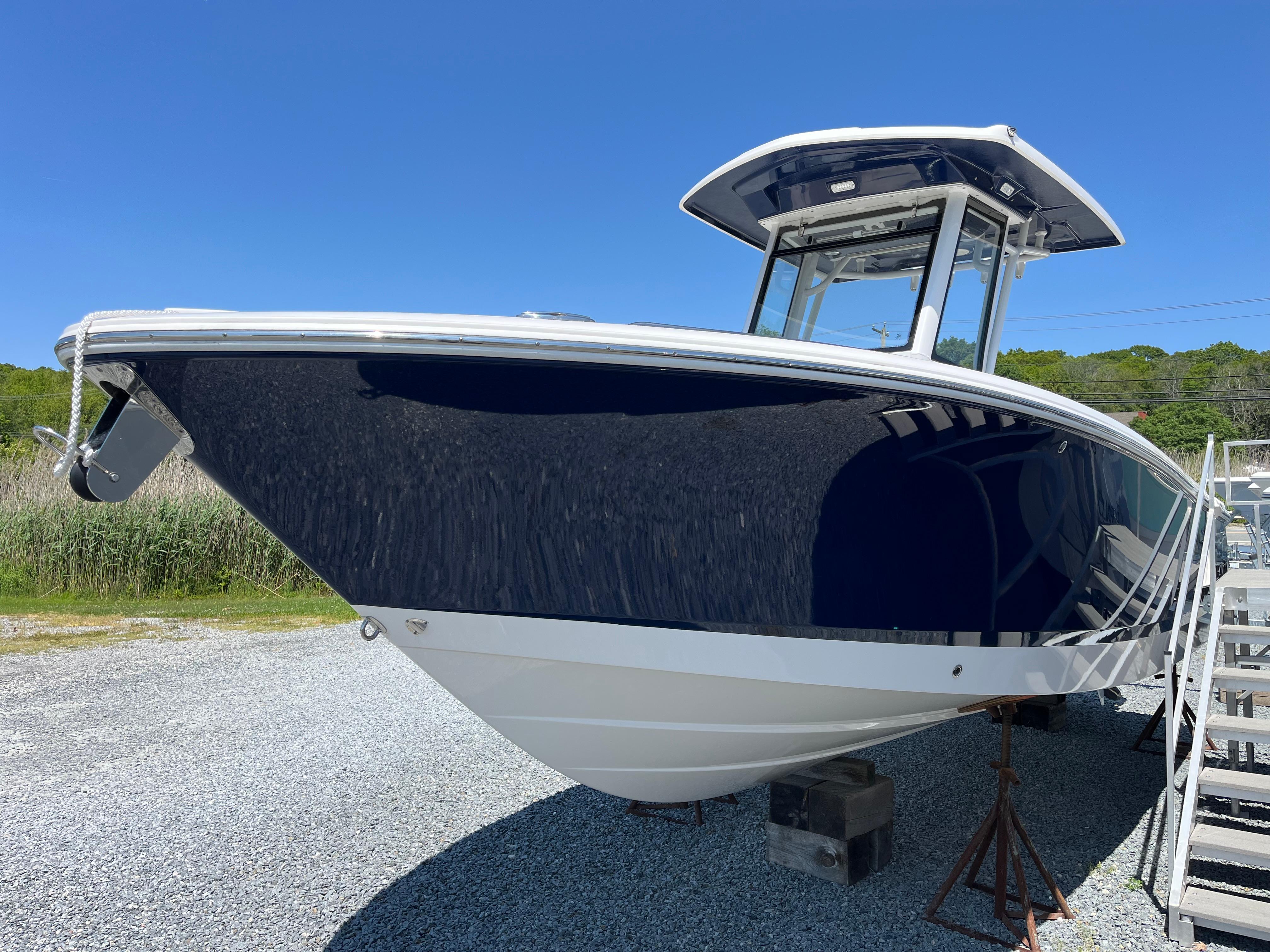 Robalo R250 Center Console 2024 Robalo R250 Center Console boat on display, featuring sleek design and modern features.