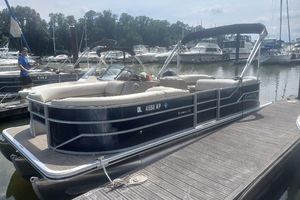 Cypress Cay Seabreeze 232 2023 Cypress Cay Seabreeze 232 pontoon boat docked at marina.