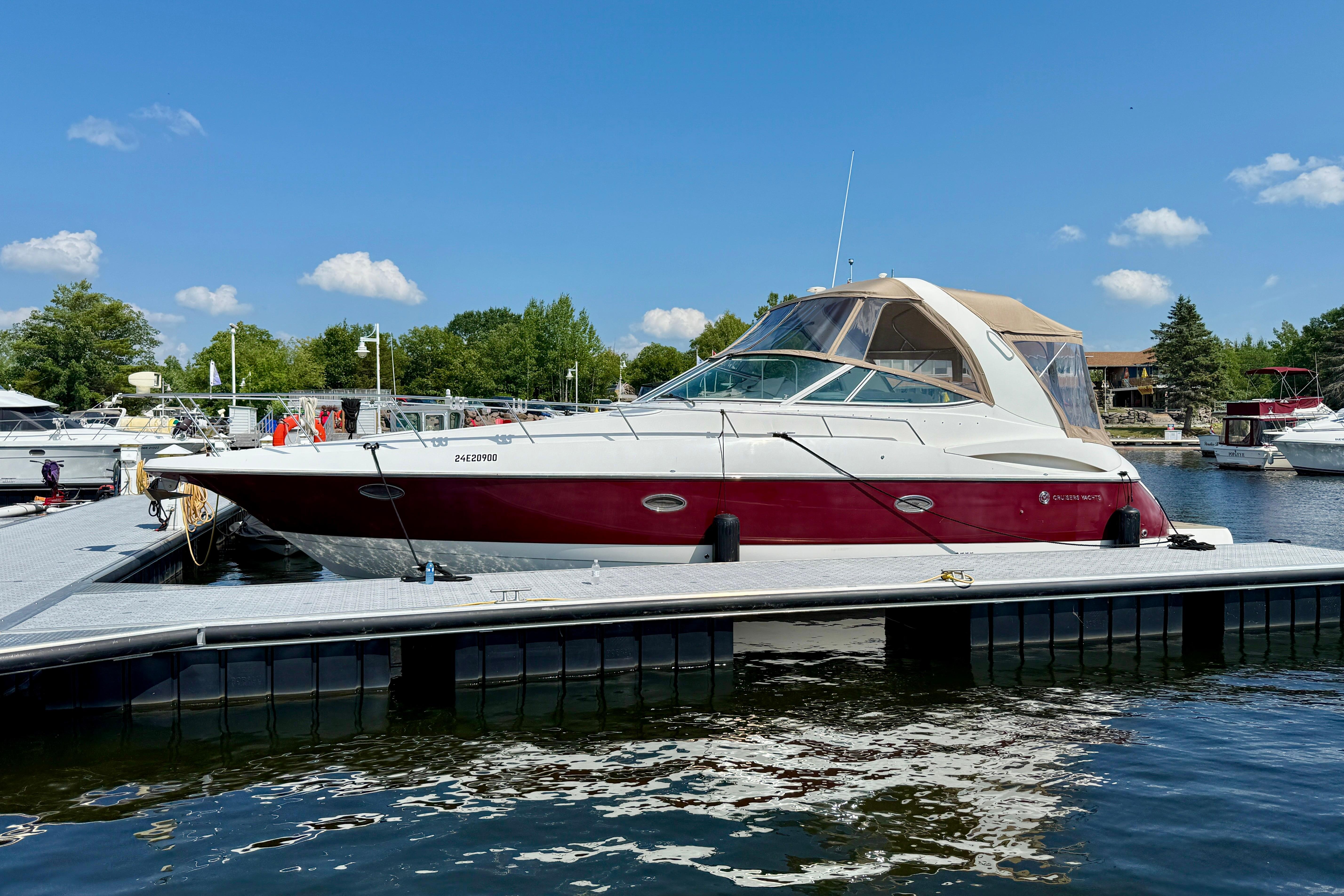 2004 Cruisers Yachts 3672