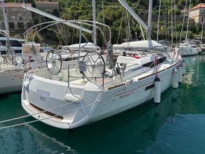 Jeanneau Sun Odyssey 479 2019 Jeanneau Sun Odyssey 479 sailboat docked in a marina, featuring dual steering wheels.