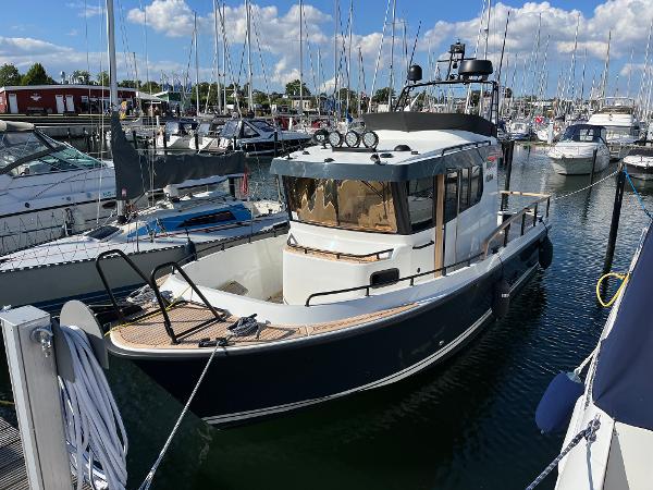 Botnia Targa 27.2 2023 Botnia Targa 27.2 boat docked in a marina under a blue sky.