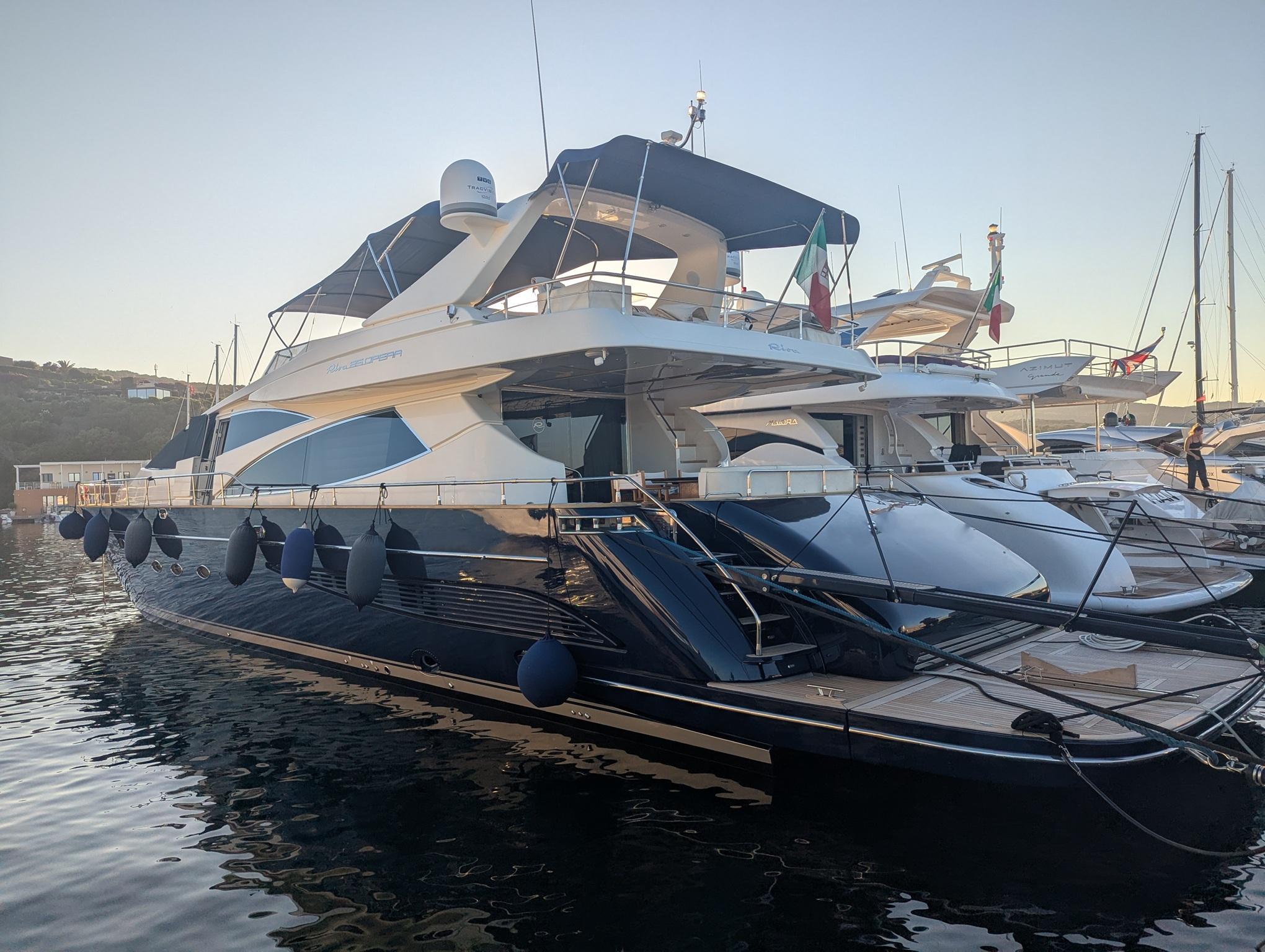 Riva 85 Opera Riva 85 Opera aft profile
