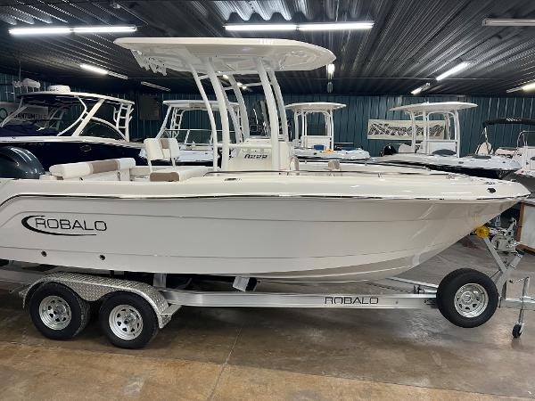 2023 Robalo R222 Center Console