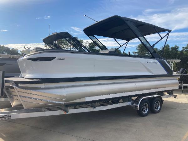 Manitou 24 EXPLORE SWITCHBACK 2024 Manitou 24 EXPLORE SWITCHBACK pontoon boat on a trailer.