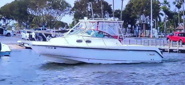 Boston Whaler 28 Conquest 2000 Boston Whaler 28 Conquest boat docked at a marina.