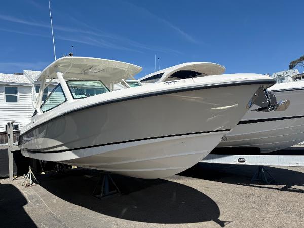 Boston Whaler 280 Vantage 2025 Boston Whaler 280 Vantage boat on display under clear blue sky.