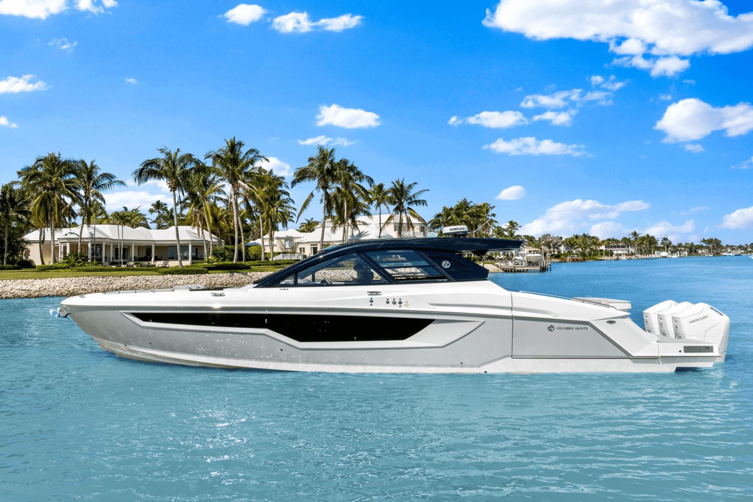 2025 Cruisers Yachts 50 GLS Outboard