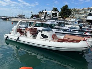 Zodiac Medline 9 2021 Zodiac Medline 9 boat docked in a marina, featuring sleek design and comfortable seating.