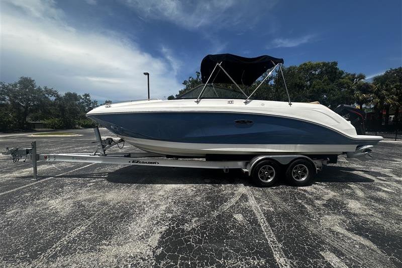 2023 Sea Ray SDX 250 Outboard