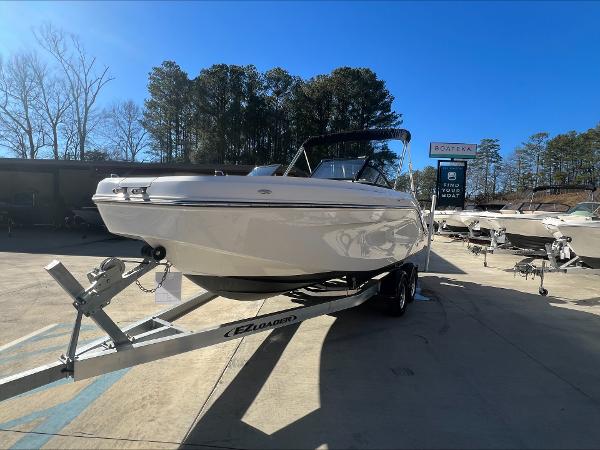Bayliner DX 2200 2021 Bayliner DX 2200 boat on trailer at dealership.