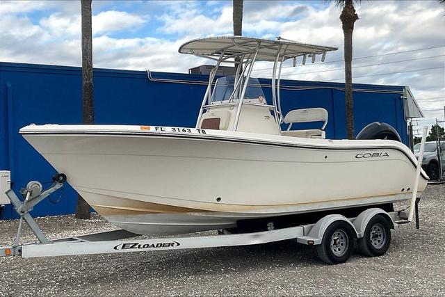 2022 Cobia 220 CC