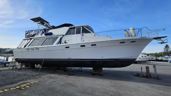 Bayliner 4550/4558 Pilothouse 1988 Bayliner 4550/4558 Pilothouse yacht on dry dock, featuring a sleek white hull.