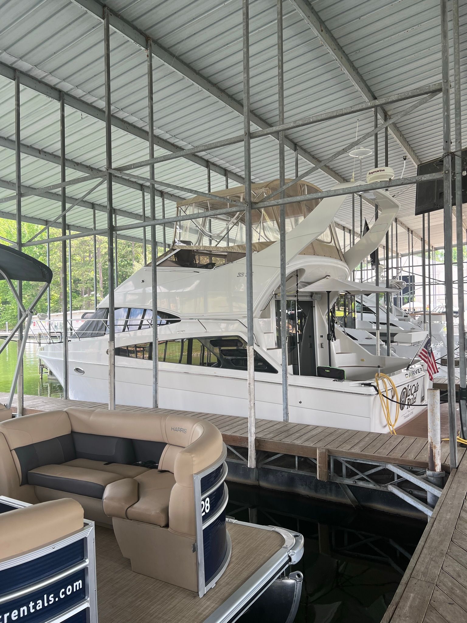 Carver 33 Super Sport 2005 Carver 33 Super Sport yacht docked in a covered marina.