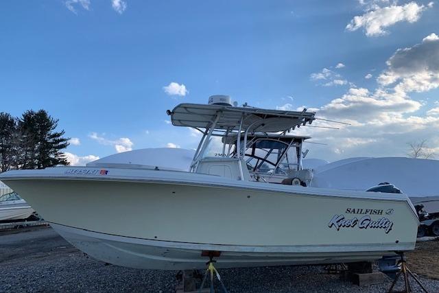Sailfish 2360 CC 2009 Sailfish 2360 CC boat on land, clear sky background.