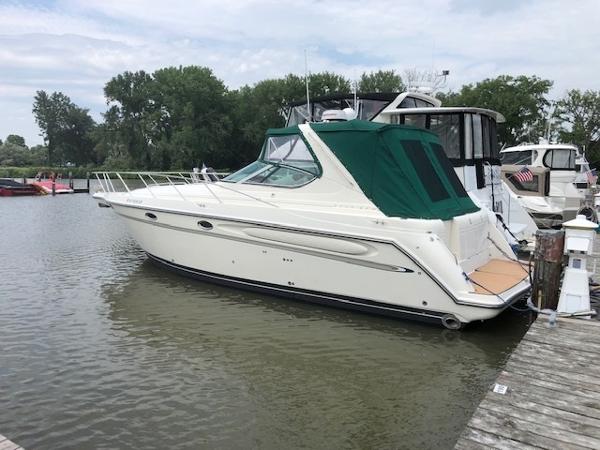 Maxum 3700 SCR 1998 Maxum 3700 SCR yacht docked at a marina with green canopy.