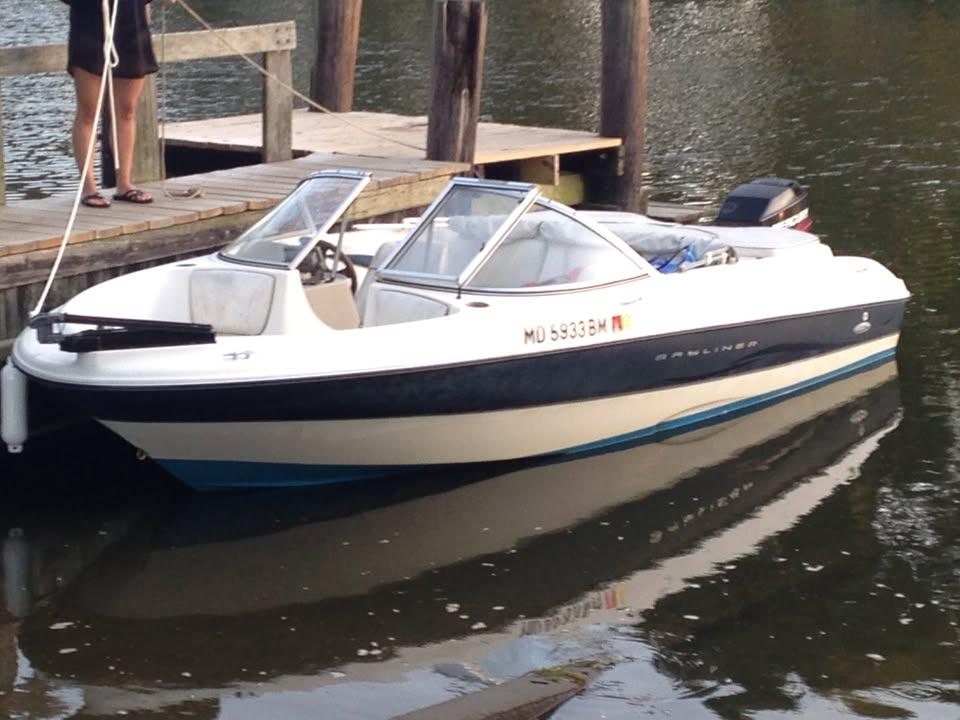 Bayliner 184 SF 2002 Bayliner 184 SF boat docked on calm water near a wooden pier.