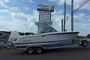 Blackfin 252 DC 2024 Blackfin 252DC boat on a trailer at a dealership.