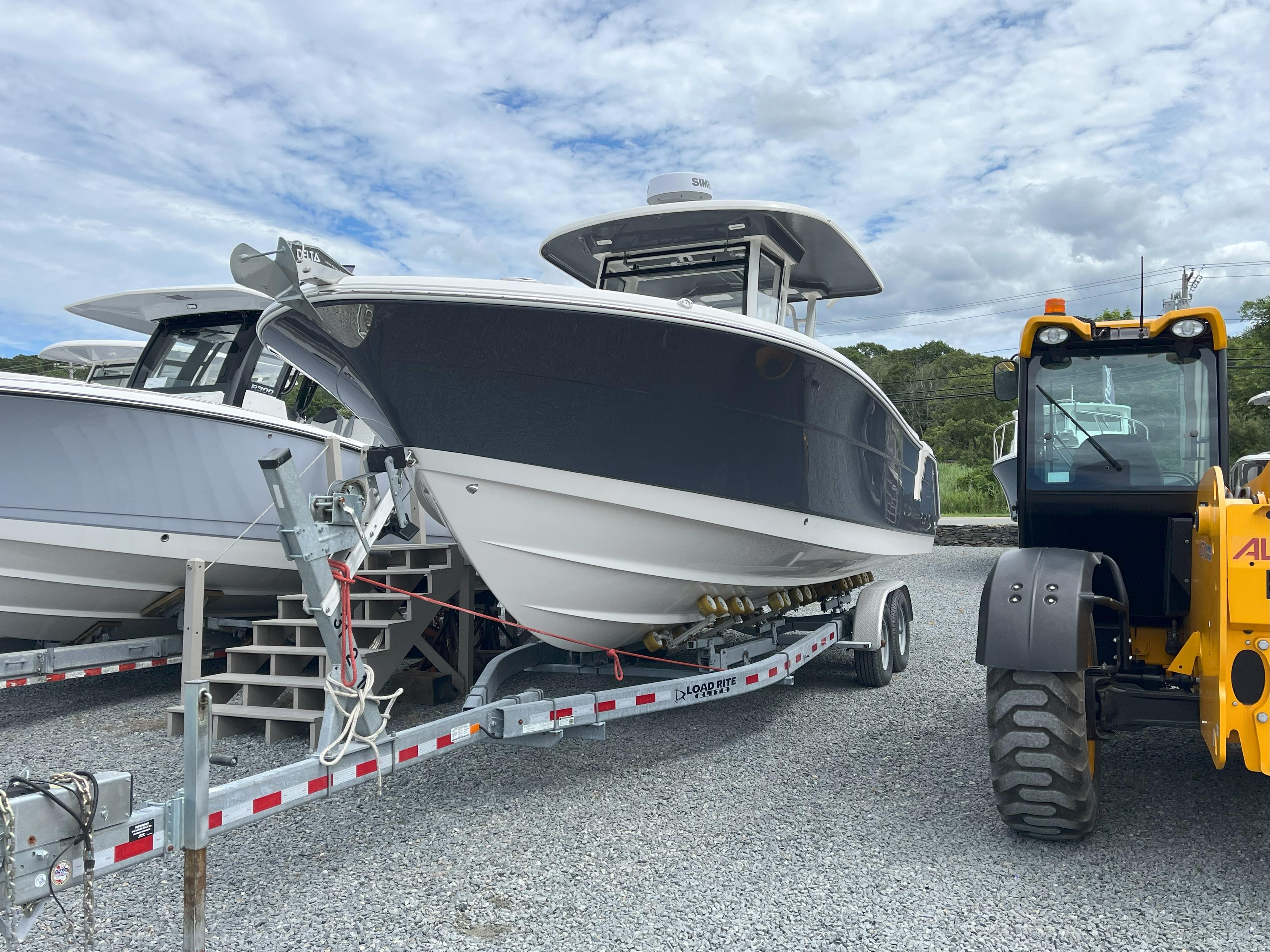 2024 Robalo R302 Center Console
