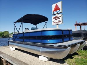 Bentley Pontoons Legacy 243 Navigator Ext 2025 Bentley Pontoons Legacy 243 Navigator Ext at marina, under clear blue sky.