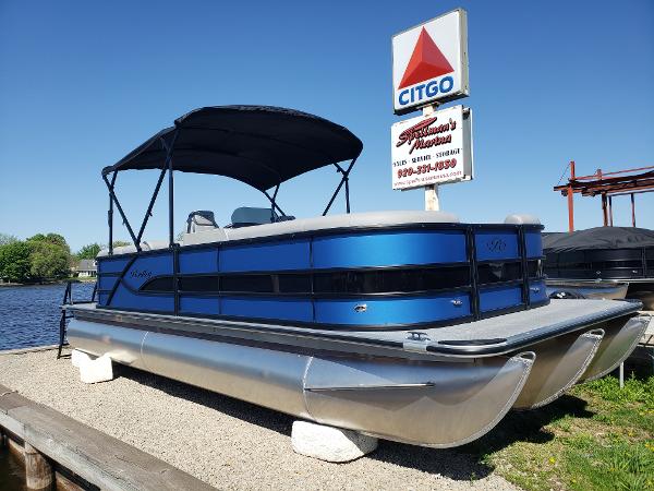 Bentley Pontoons Legacy 243 Navigator Ext 2025 Bentley Pontoons Legacy 243 Navigator Ext at marina, under clear blue sky.