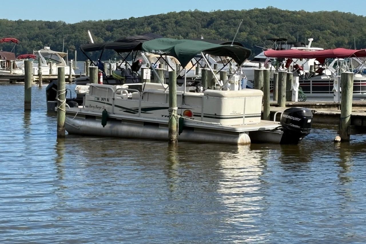 2011 Sun Tracker PARTY BARGE 20 Classic Series