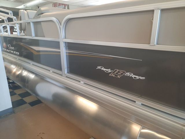 2025 Sun Tracker Party Barge 18 DLX