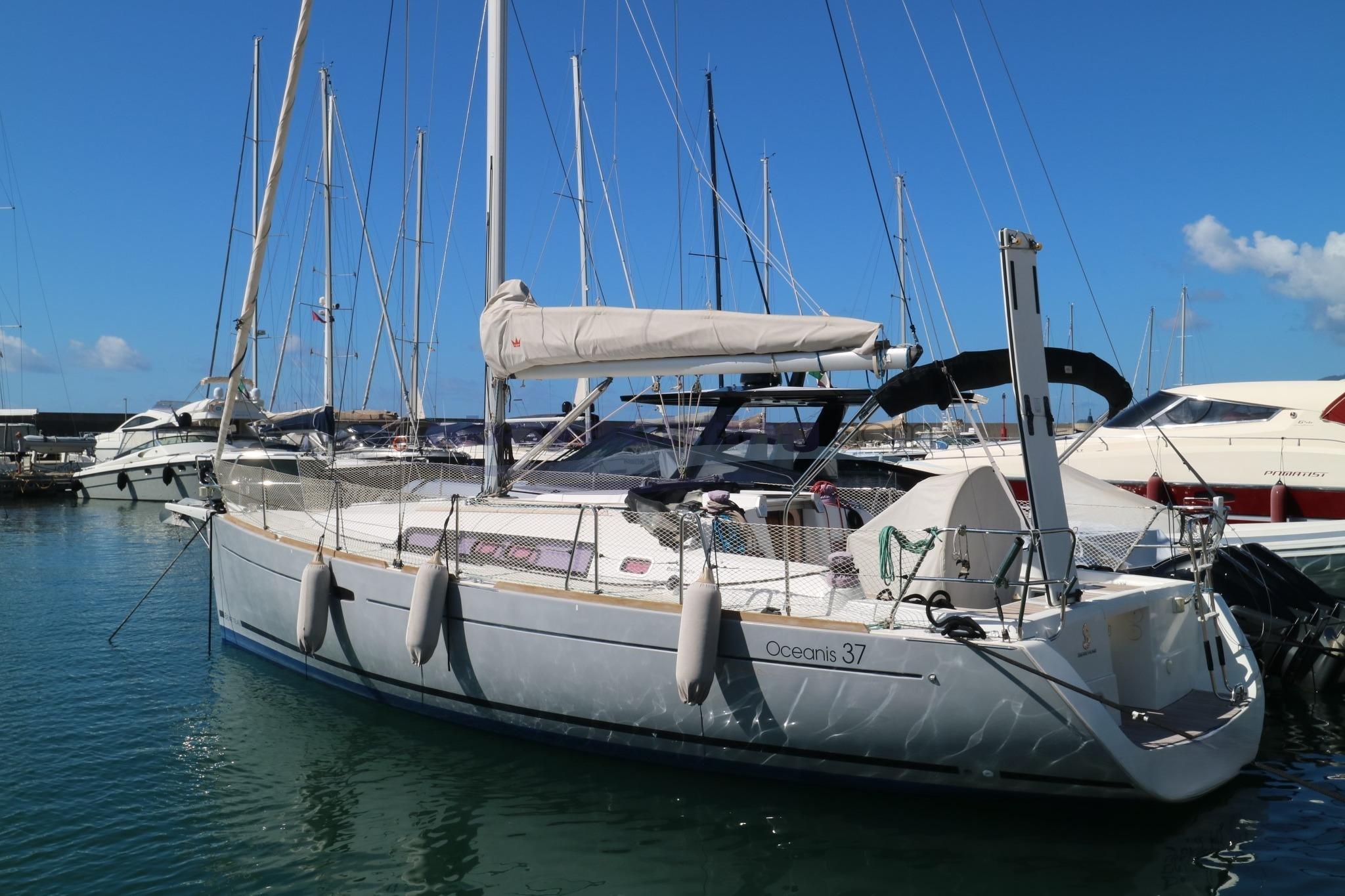 2012 Beneteau Oceanis 37