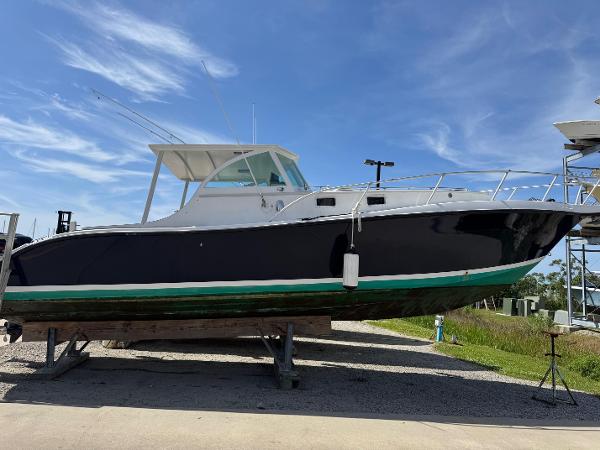 2022 Custom Express Cruiser