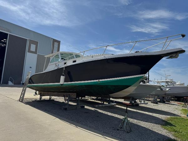 2022 Custom Express Cruiser