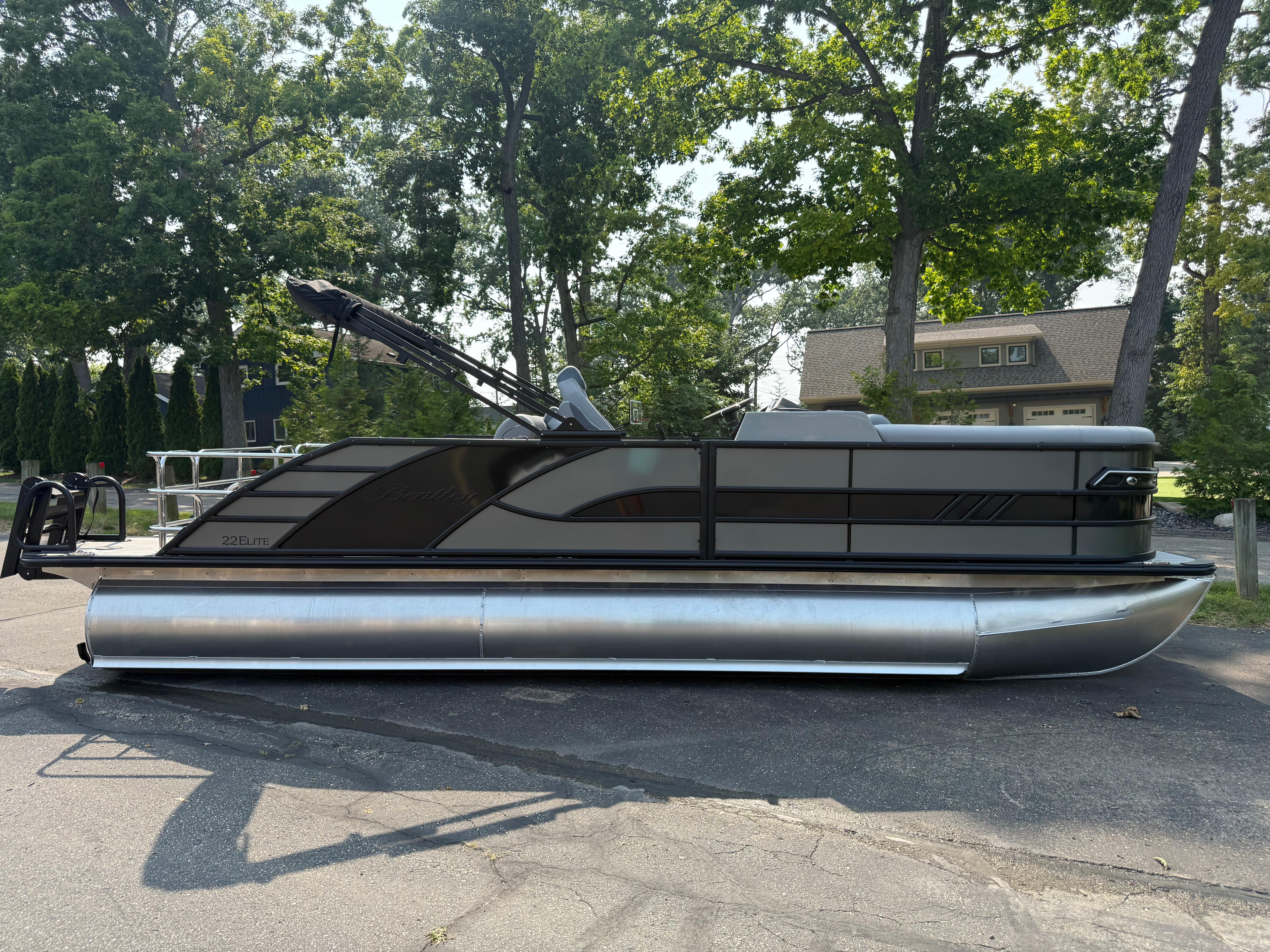 2026 Bentley Pontoons Elite 223 Swingback Dual Capt.