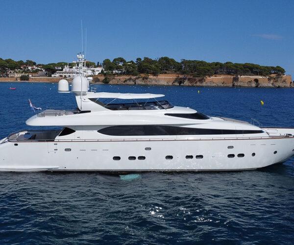 Maiora 31DP Luxurious 2009 Maiora 31DP yacht cruising on a serene blue sea.