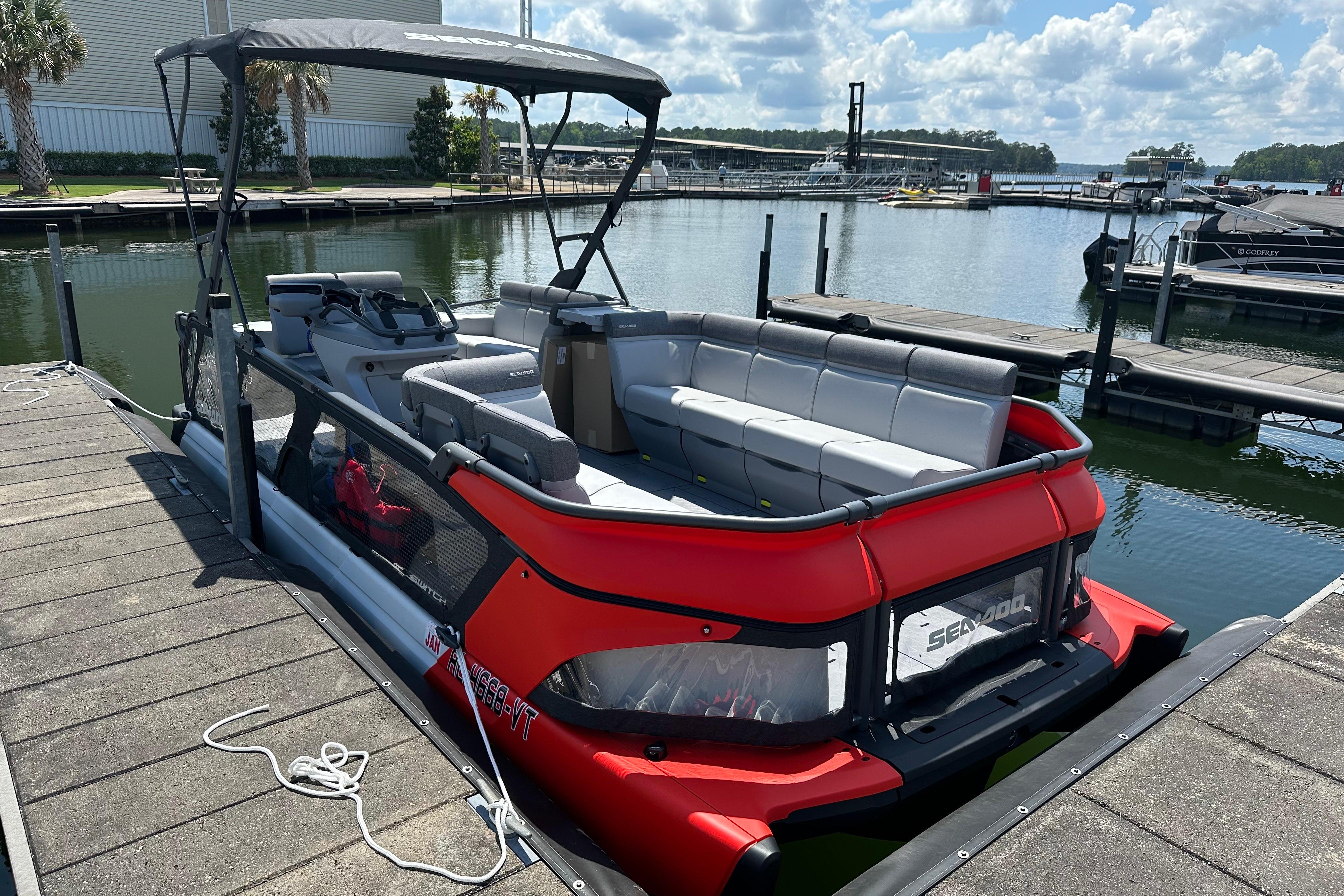 Sea-Doo Switch Cruise 21 2023 Sea-Doo Switch Cruise 21 docked, showcasing spacious seating and sleek design.