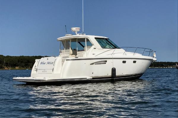 Tiara Yachts 3600 Sovran 2007 Tiara Yachts 3600 Sovran on calm water, side view.
