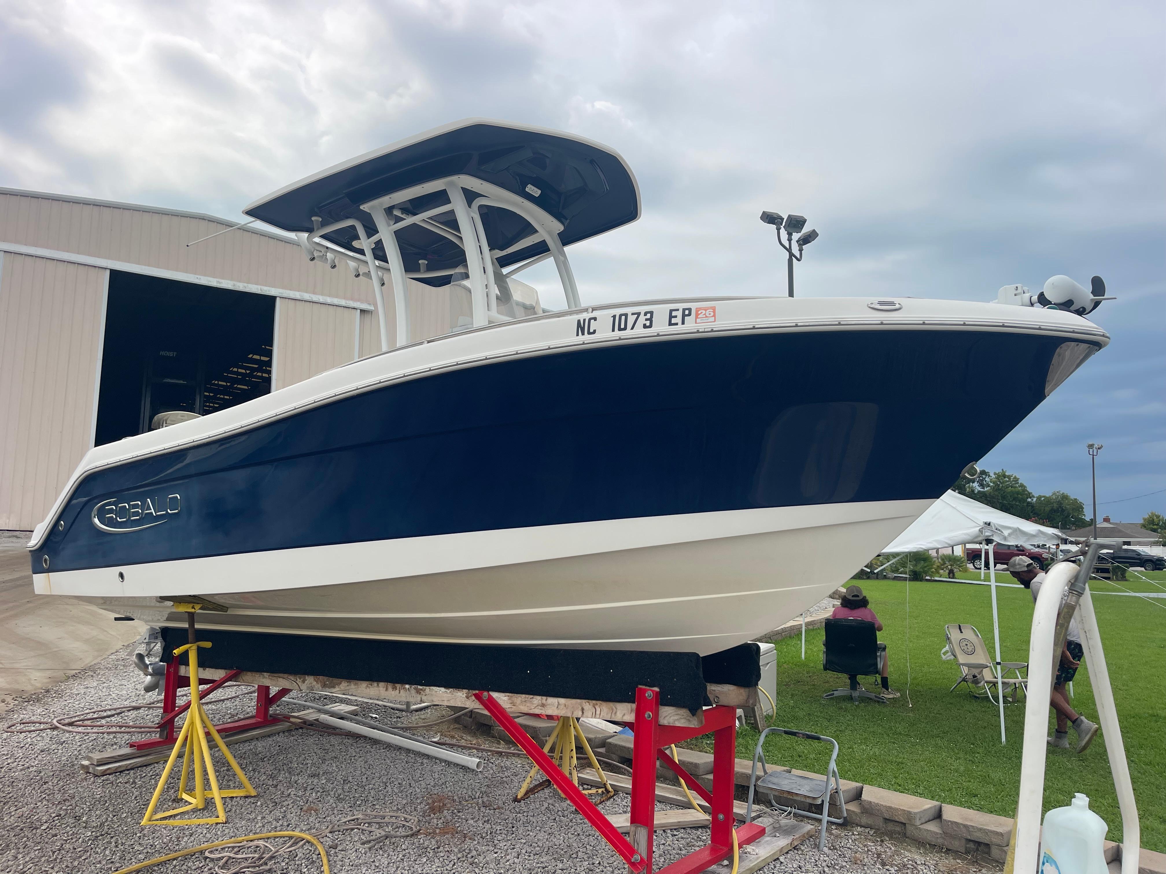 2019 Robalo R222 Center Console
