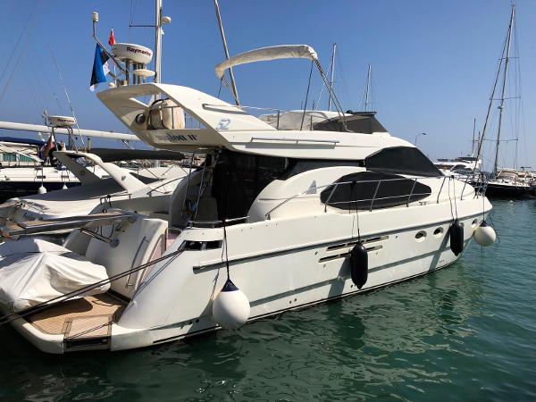 Azimut 52 1999 Azimut 52 yacht docked in a marina, featuring sleek design and modern amenities.