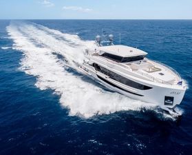Horizon FD87 Luxurious 2021 Horizon FD87 yacht cruising on open sea, leaving a trail of white waves.