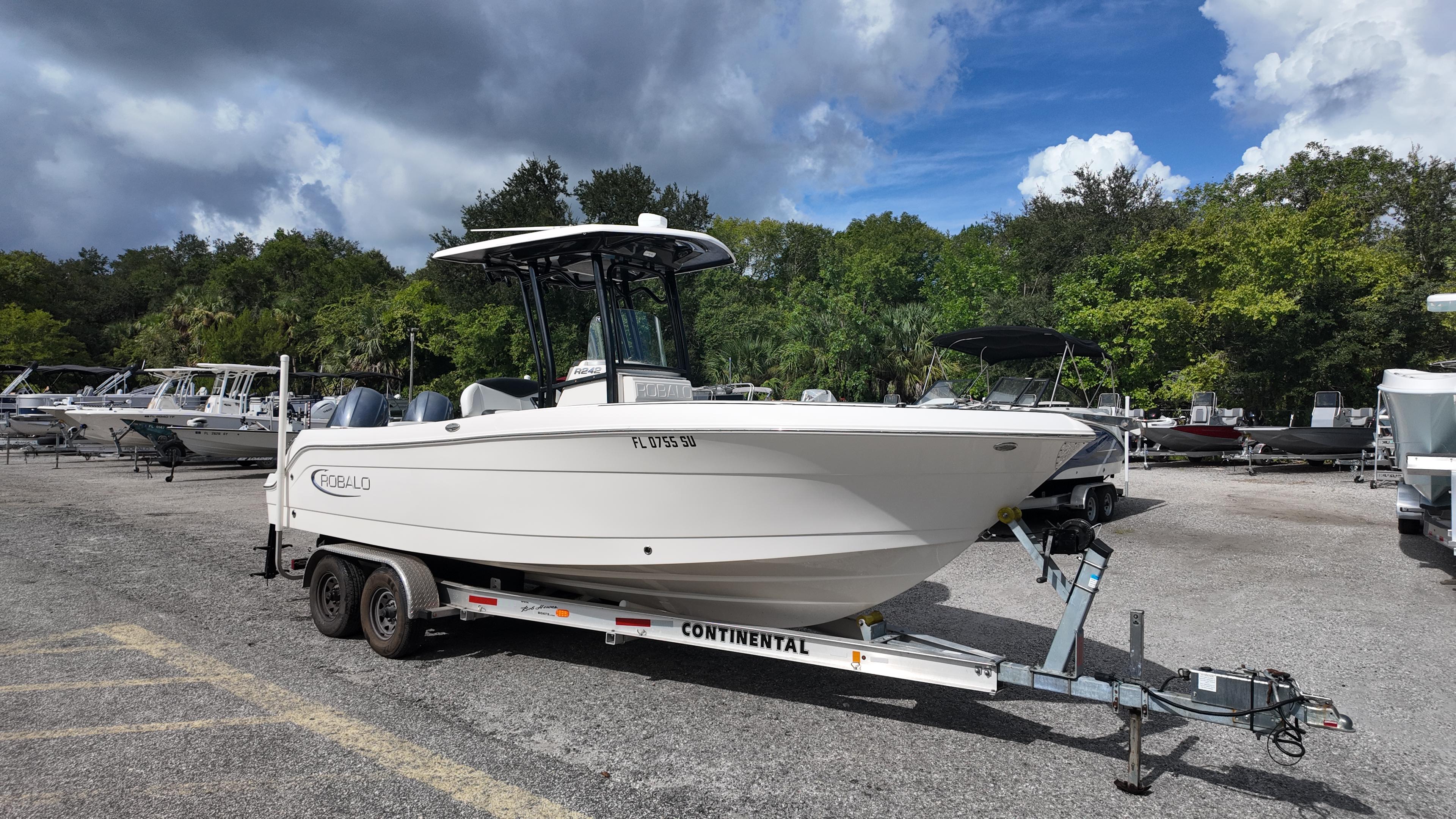 2020 Robalo R242 Center Console