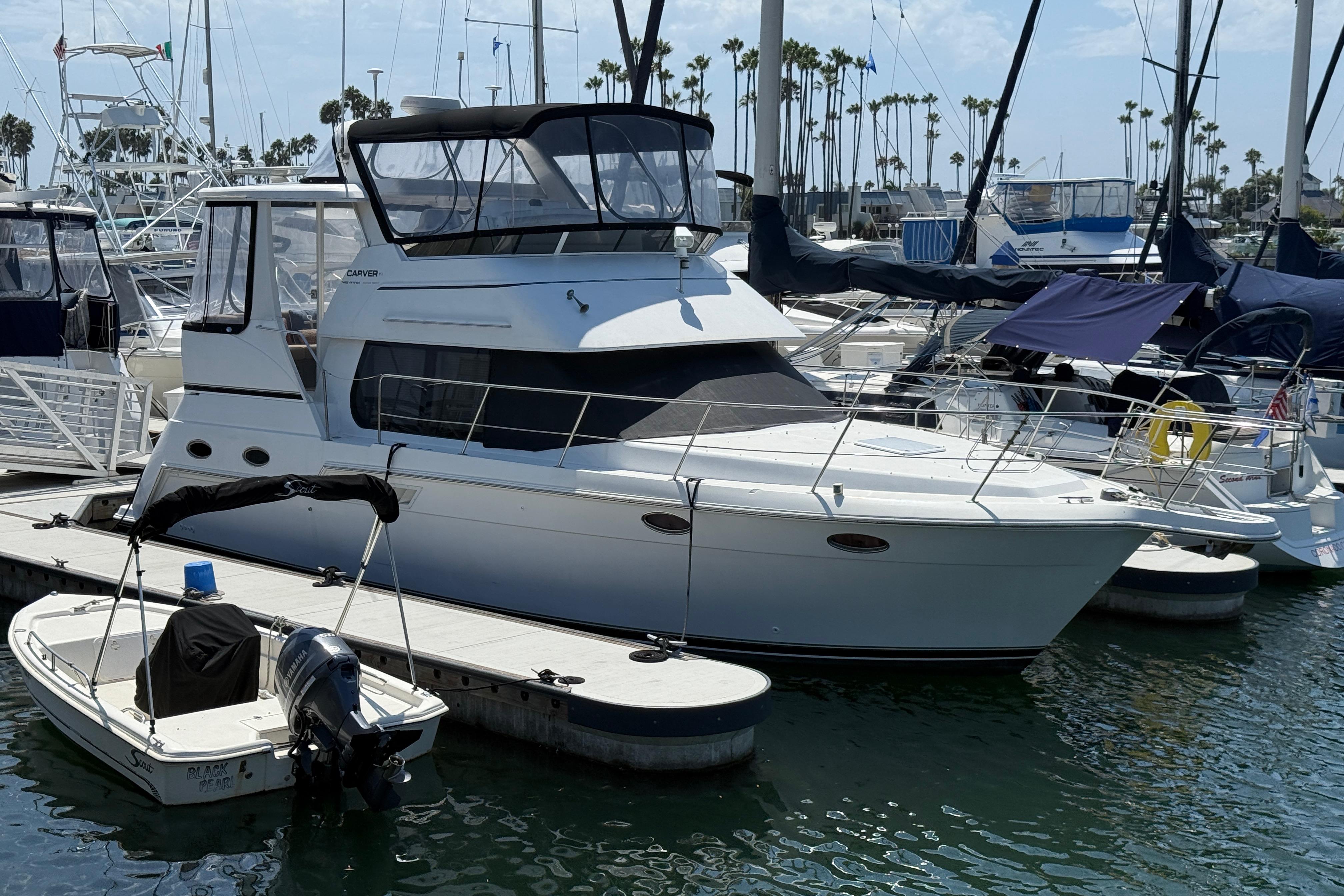 2000 Carver 356 Aft Cabin Motor Yacht