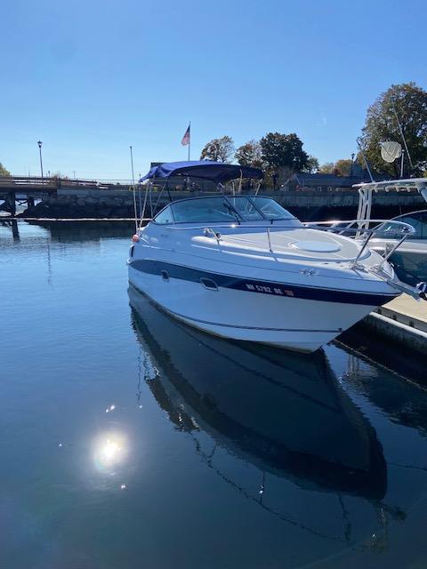 Four Winns 248 Vista 2000 Four Winns 248 Vista boat docked in a serene marina setting.