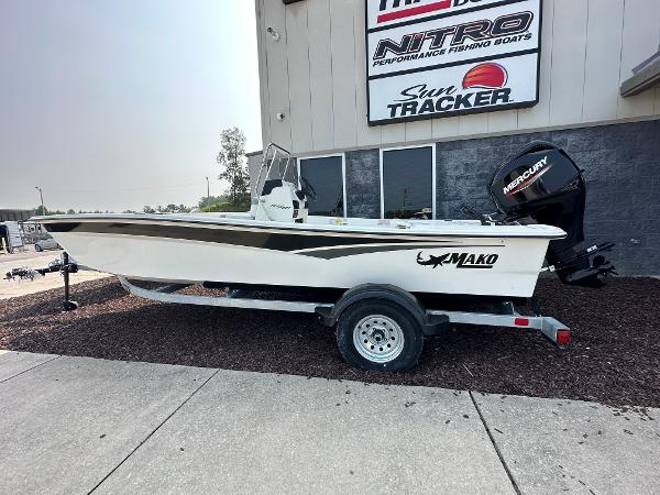 Mako Pro Skiff 17 CC 2023 Mako Pro Skiff 17 CC boat on trailer outside dealership.