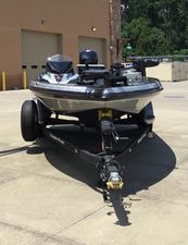 Ranger Z518 2023 Ranger Z518 boat on trailer in outdoor setting.