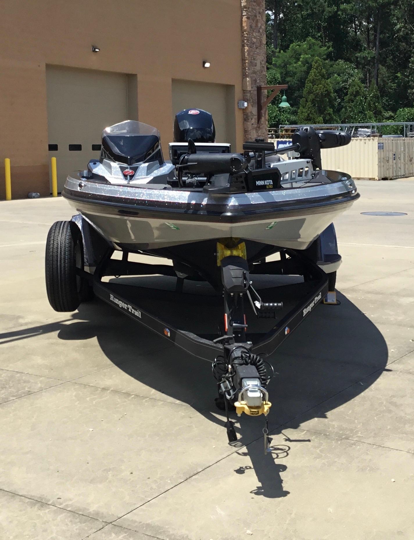 Ranger Z518 2023 Ranger Z518 boat on trailer in outdoor setting.