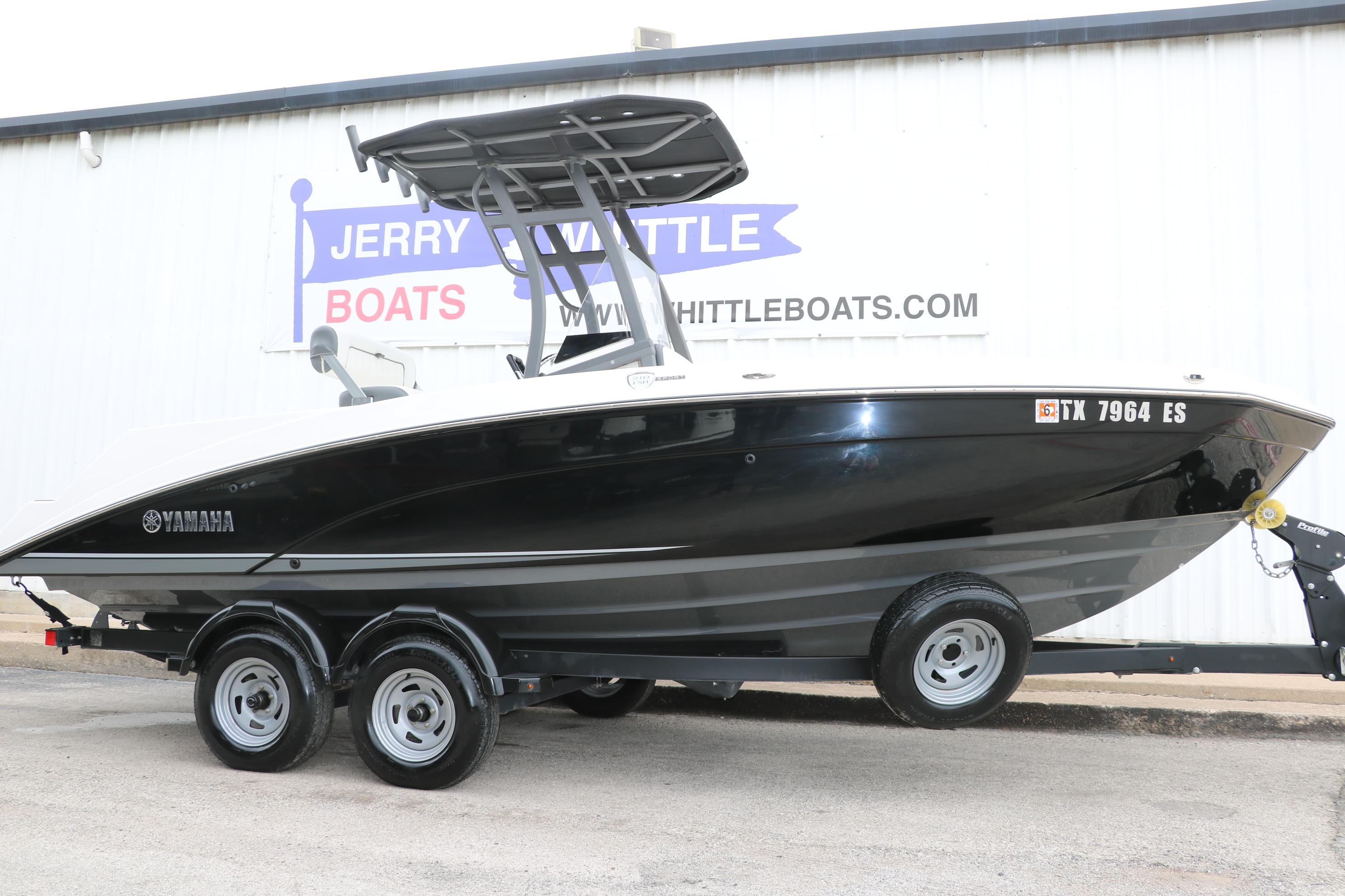 Yamaha Boats 210 FSH Sport 2019 Yamaha Boats 210 FSH Sport on trailer at dealership.