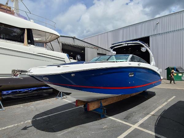 Four Winns HD8 2023 Four Winns HD8 boat in blue and white, docked at a marina.