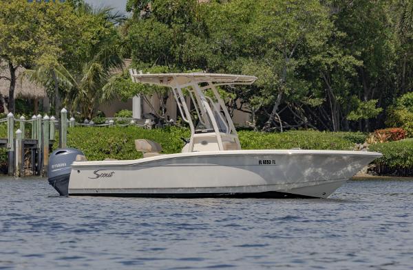Scout 195 Sportfish 2023 Scout 195 Sportfish boat on water, featuring sleek design and Yamaha outboard motor.