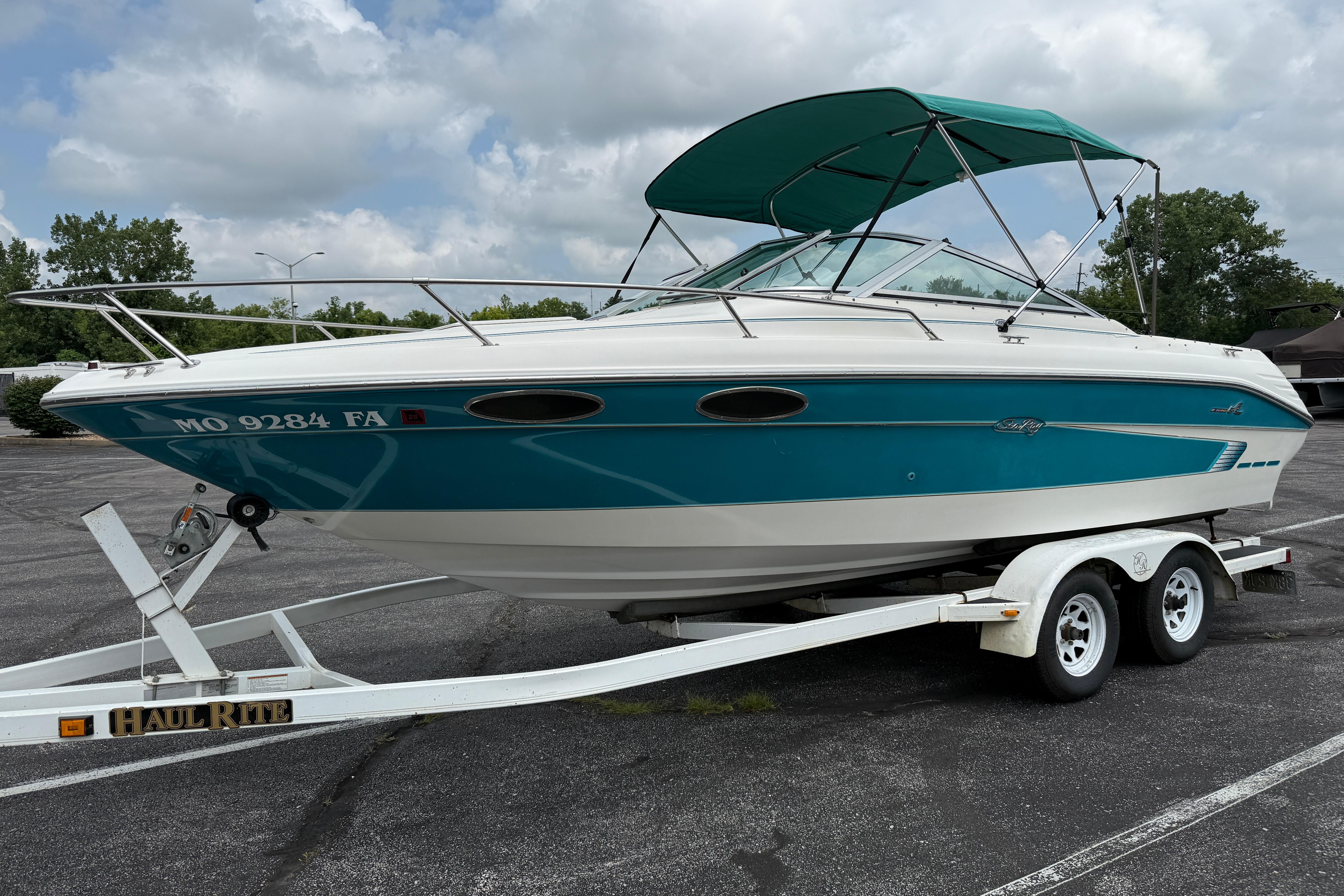 1995 Sea Ray 220 Cuddy Cabin
