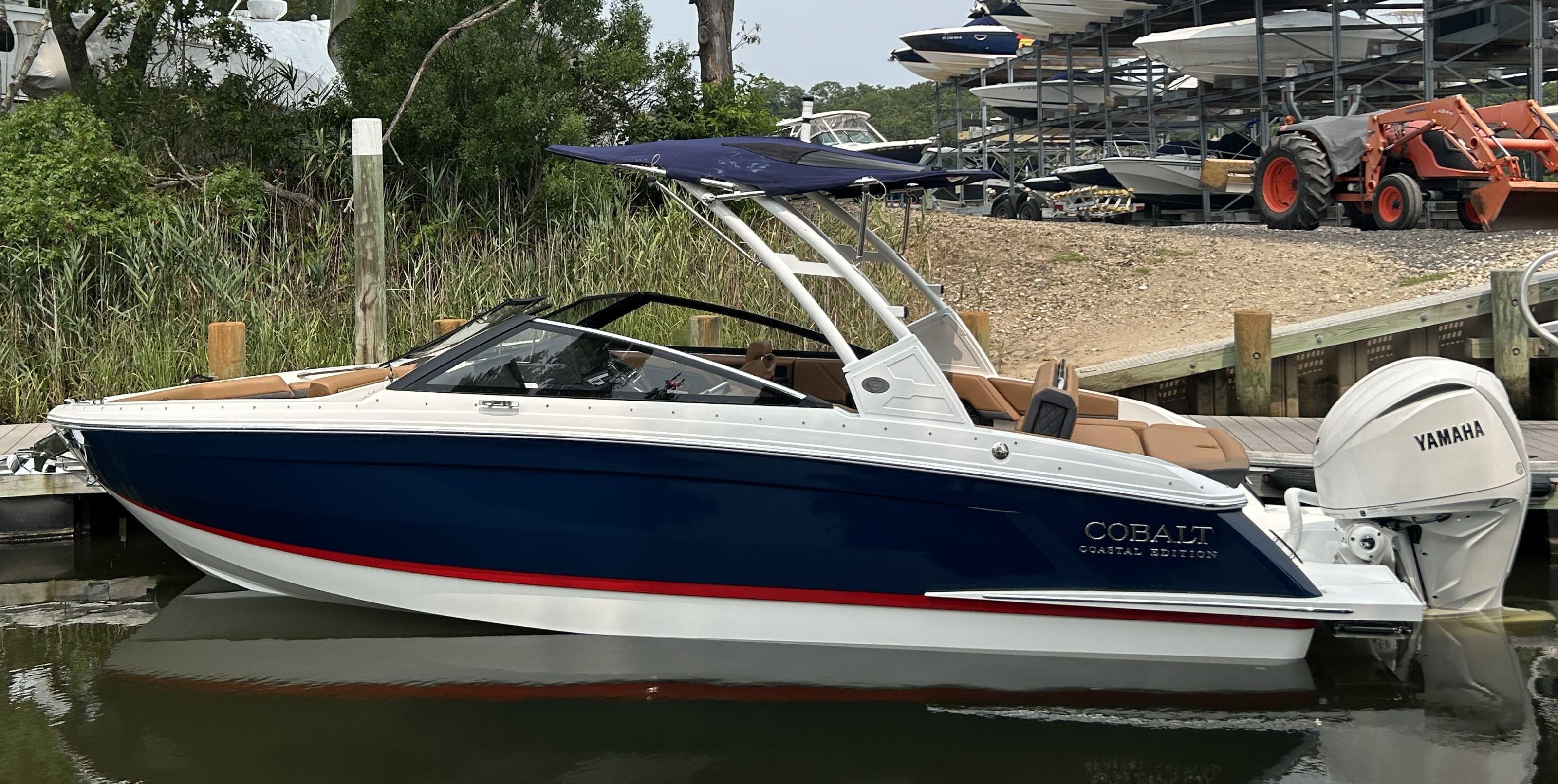 Cobalt R4 Outboard 2026 Cobalt R4 Outboard boat docked, featuring sleek design and Yamaha engine.