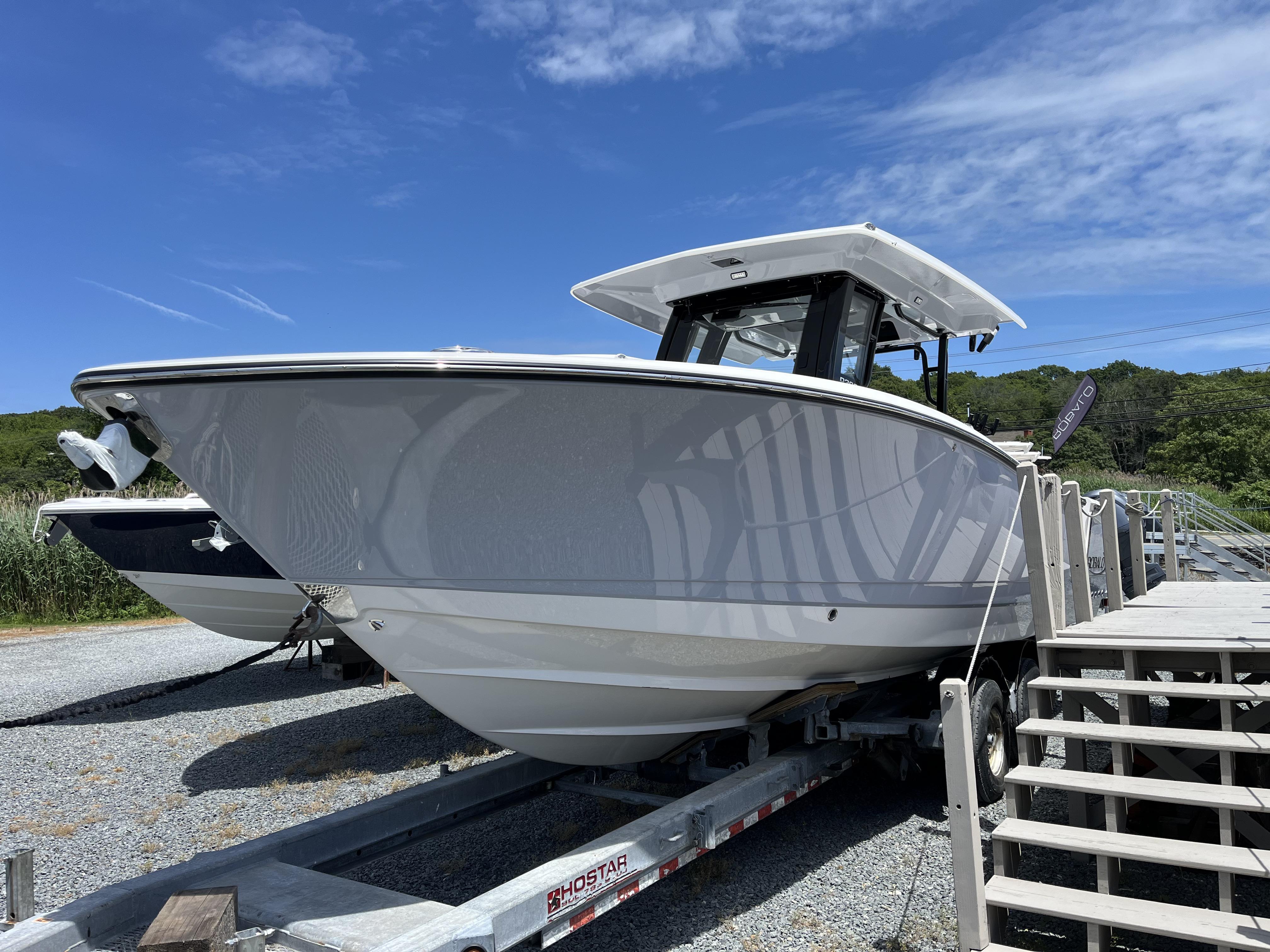2025 Robalo R300 Center Console